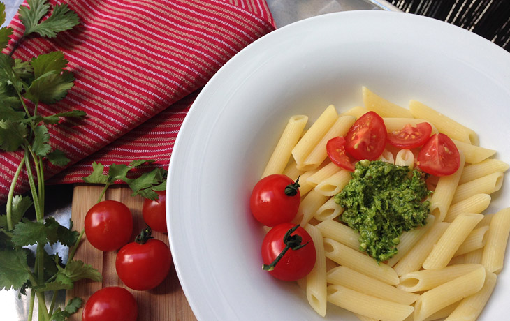 Penne mit Tomaten und Pesto